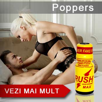 Banerul arată butonul vezi mai mult, unul dintre cele mai populare Poppers-uri Poppers RUSH, titlul categoriei Poppers și o femeie așezată pe un bărba, care este rezemat de pat