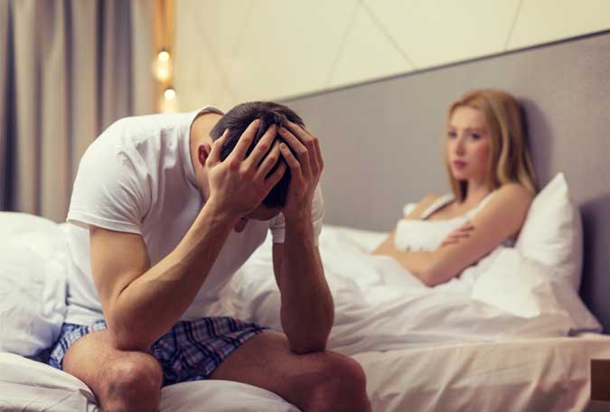 Un om frustrat după ejaculare precoce și prietena lui frustrantă în fundal
